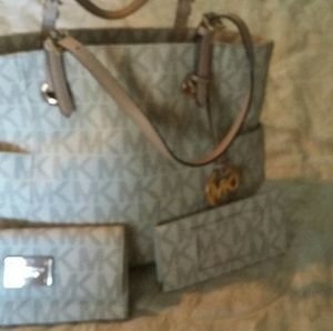 MICHAEL KORS Purse, wallet and check holder.